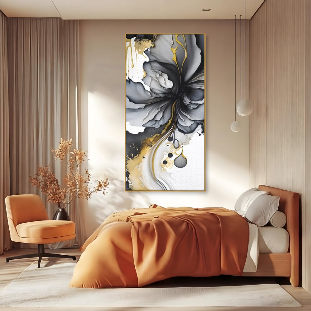 Tablou canvas cu tablou abstract cu floare neagra si accente aurii, in rama de aluminiu auriu, pe perete intr-un dormitor